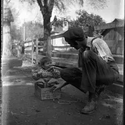 Frank Cox and child (possibly Rowland Cox)/GP1.1652