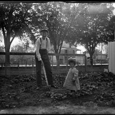 Frank Cox and Nell Cox gardening/GP1.1657