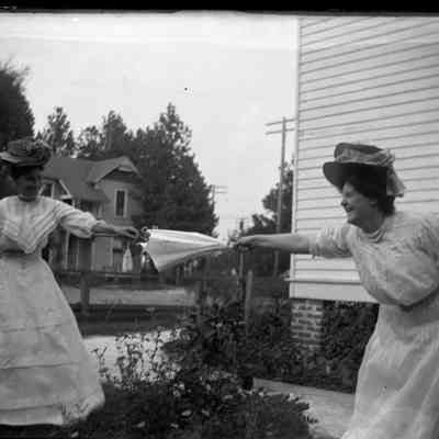 Ladies with umbrella/GP1.1710