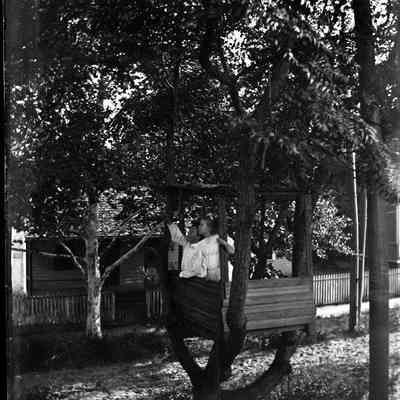 Children in treehouse/GP1.1762
