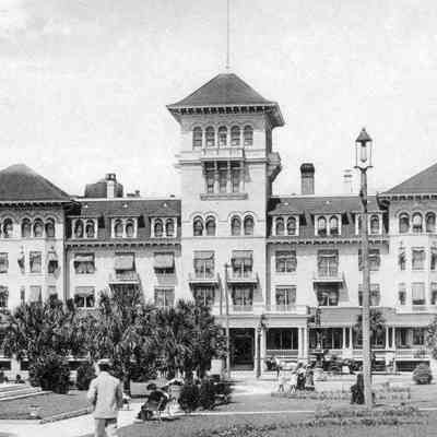 Stroll in the Park:The Windsor Hotel and Hemming Park