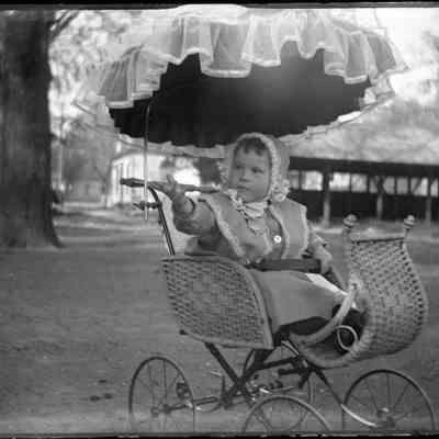 Cox child in baby buggy/GP1.2063