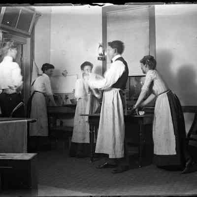 Washing and drying dishes/GP1.2085