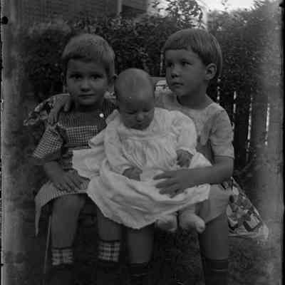 Henry, Nell and Mary Cox/GP1.2098
