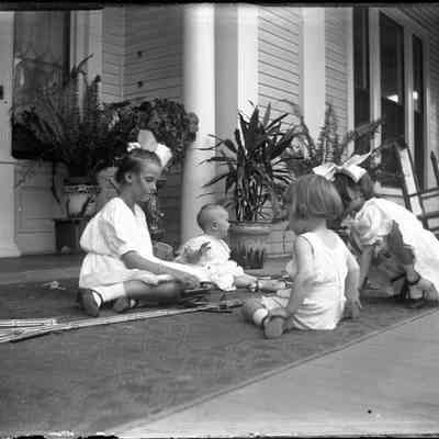 Durkee children at Laura Street with train set/GP1.2161