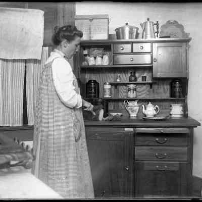 Woman in kitchen preparing bread/GP1.2218