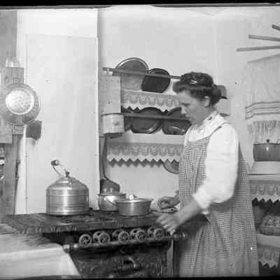 Woman at stove preparing food/GP1.2223