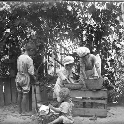 Cox children at play/GP1.2342