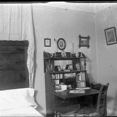 1218 Church Street interior with desk/GP1.2889