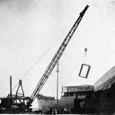 Jacksonville ship outfitting yard big crane (Foot Adams Street)