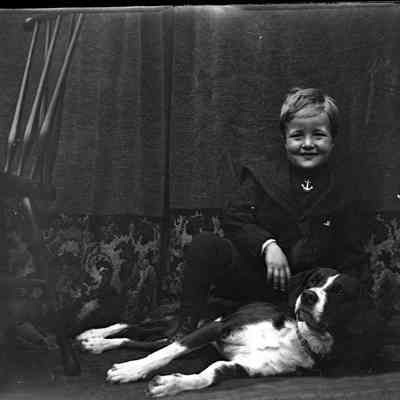 Boy with dog/GP1.2921