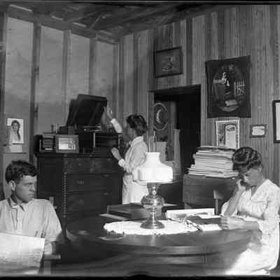 Ellen and Harry Scott at home/GP1.2996