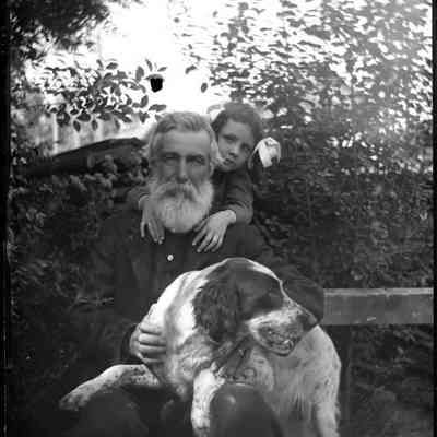 Old man, girl and dog/GP1.2491