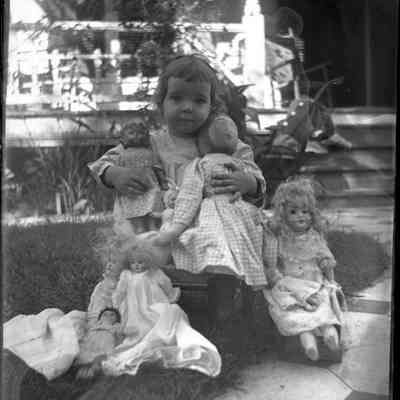 Girl with dolls/GP1.2598