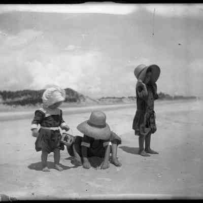 Cox children on the beach/GP1.3163
