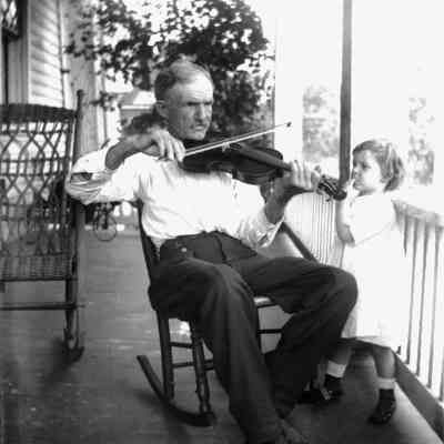Leah Mary Cox photograph of man playing the violin