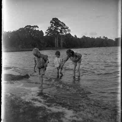 Cox children at St. Mary's River/GP1.2724