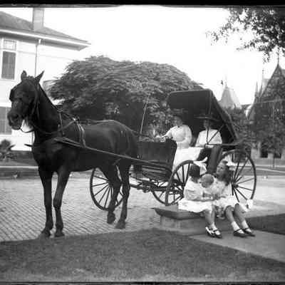 Durkee family and horse and buggy/GP1.3273