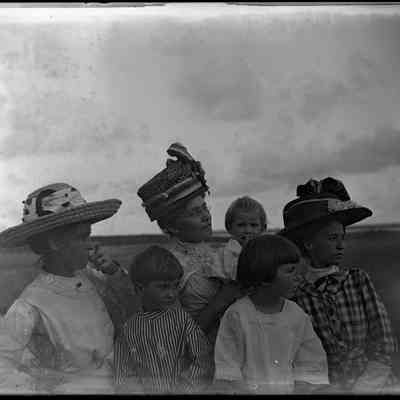 Leah Mary Cox and Cox children/GP1.2729