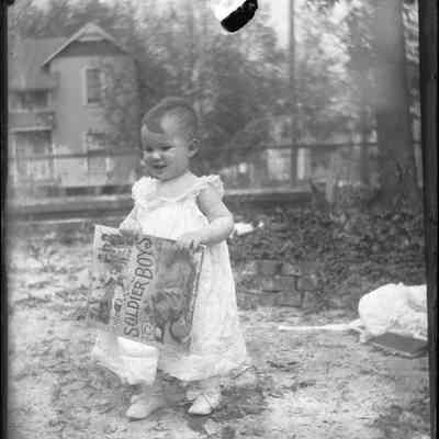Nell Cox with book/GP1.2764