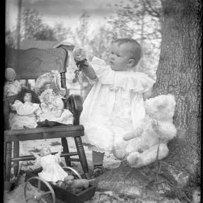 Nell Cox with dolls/GP1.2765