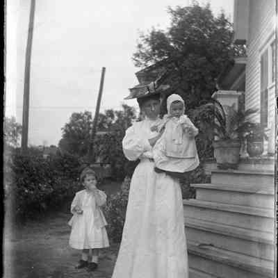 Alice, Nell and Henry Cox/GP1.2799