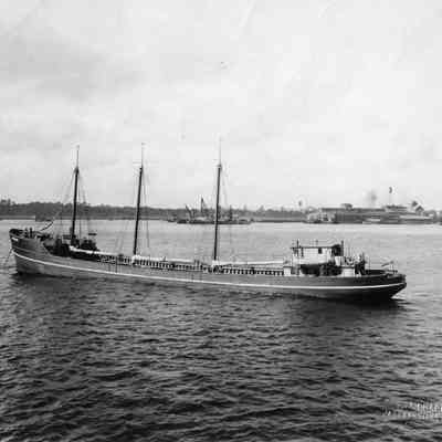 St. Johns River, "Westmoreland" and the E.O. Painter Fertilizer warehouse, 1910s.