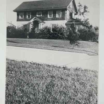 The home of Clarence and Myra Hopper Wanamaker before the highway ramp took frontage away. Clarence and Mildred Peterson are in the photo. The home is now the Mark Restaurant. The fence is between their old road stand property (now the Mason Jar)