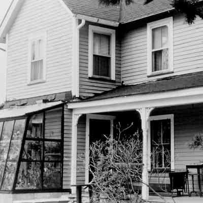 House with greenhouse
