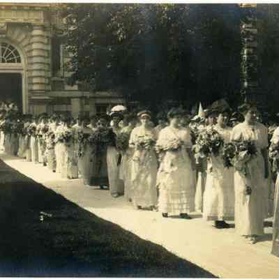 Vassar graduates with flowers bouquets, 1902