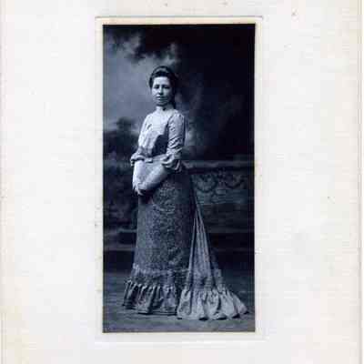 Annie Carpenter (1880-1961), 1902 (for Vassar graduation, 3 of 6, standing)