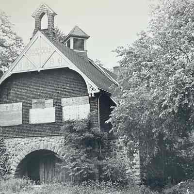 Photo of the Darlington Schoolhouse exterior from the side.
