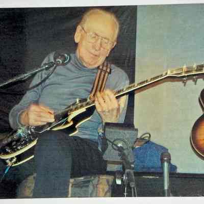 Les Paul playing his guitar