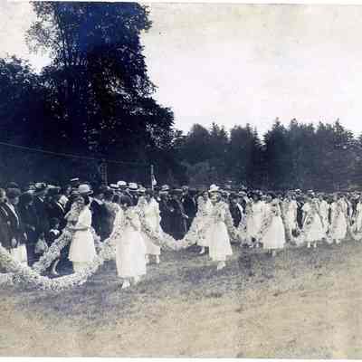 Vassar College graduation, 1902 flower garland procession