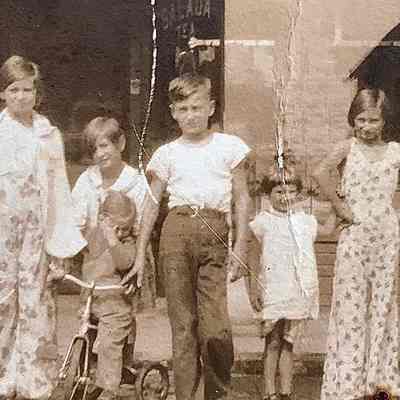 1934 Veronica, Lillian, Ann, Joseph on tricycle,Bill, My mom Rose, Felicia