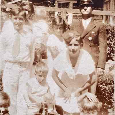 1935 Bill, Mary Janisheski holding Teddy, Felicia, John Janisheski
Ann, Joseph on tricycle, Lillian, Veronica, my mom Rose