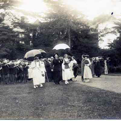 Vassar graduation, 1902, 3 parasols, marching band