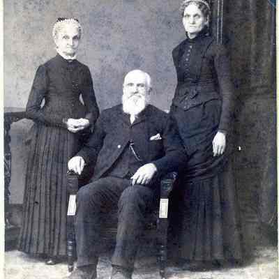Pamelia Fisher Harvey (l), Edwin Fisher (c), Matilda Fisher Carpenter (r)
