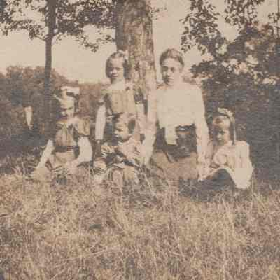 Alta Marie Young with her siblings