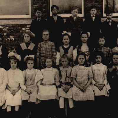 1915 class photograph of Commodore Perry School