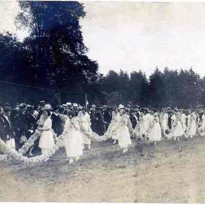 Vassar graduates with floral garland in ankle-length gowns, 1902