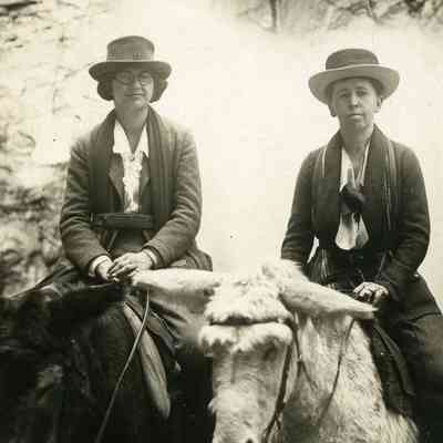 Annie Carpenter Winter with cousin Mabel Noyes in Colorado