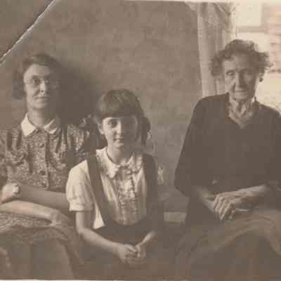 Alta Marie Young with family
