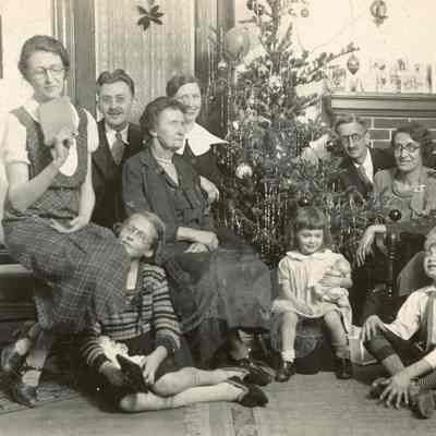 Freda, Frank, Anna, Henrietta, John, Alta, not sure of the woman on the right or the children.