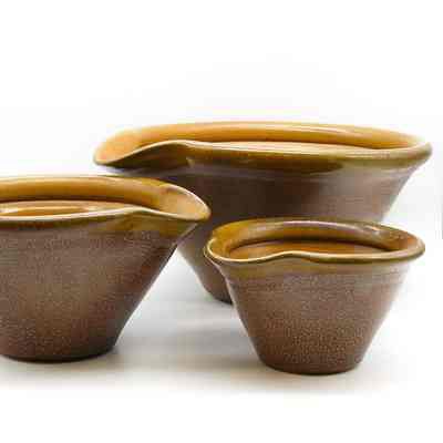 Set of Stacked Mixing Bowls | Ensemble de bols à mélanger qui s’emboîtent