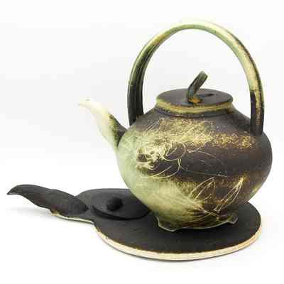 Teapot with Shadow Tray | Théière avec plateau recréant l’ombre de la théière