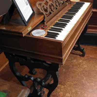 Portable "lap" organ with foldable "legs"