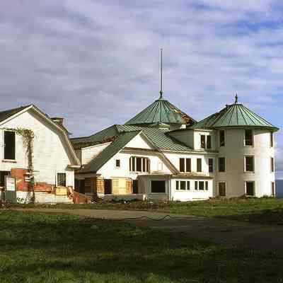 Vail Mansion during its destruction in 1974