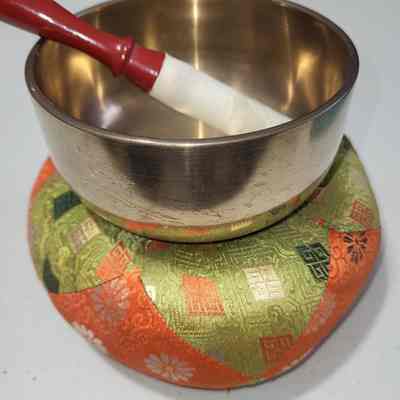 Singing bowl with pillow and mallet