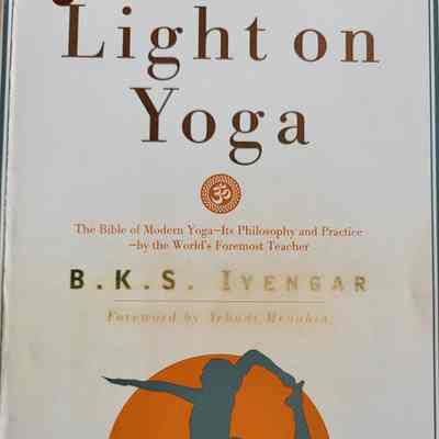 Light on yoga / B.K.S. Iyengar